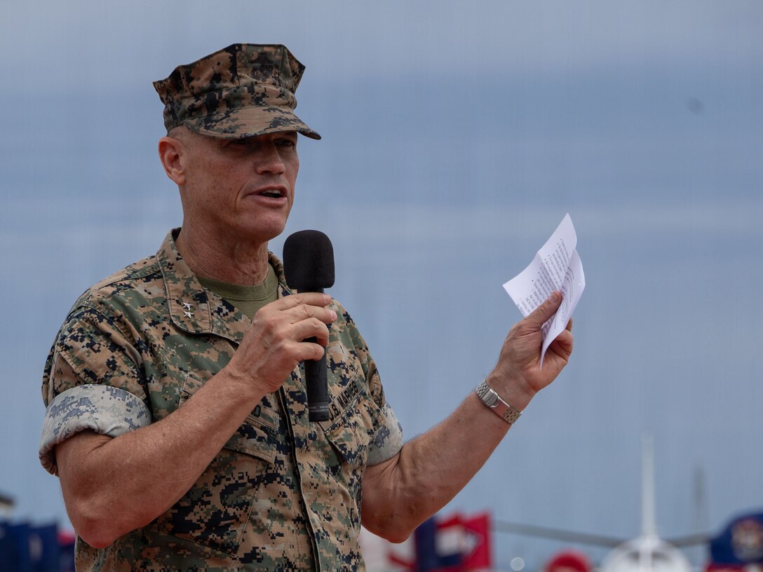 6月12日、海兵隊普天間航空基地において、海兵隊太平洋基地司令官の指揮交代式が執り行われました。
