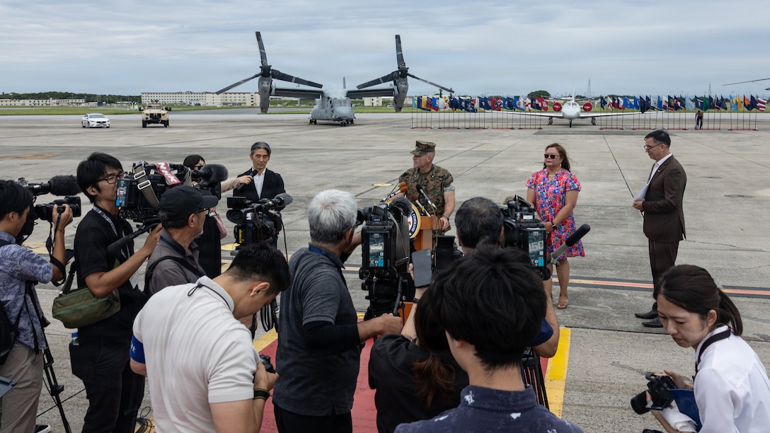 6月12日、海兵隊普天間航空基地において、海兵隊太平洋基地司令官の指揮交代式が執り行われました。