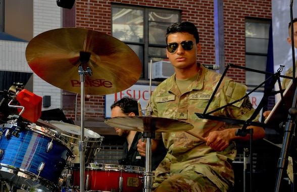 Army Reserve Soldiers Connect with community in East Harlem