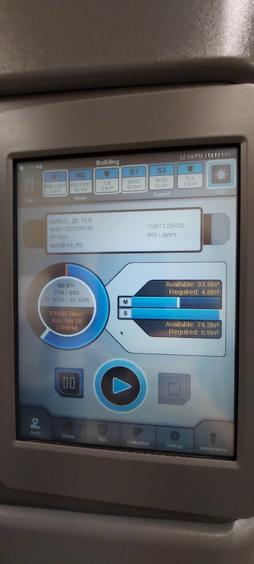A machine monitor is shown on the screen. It is for status updates for 3D printing.