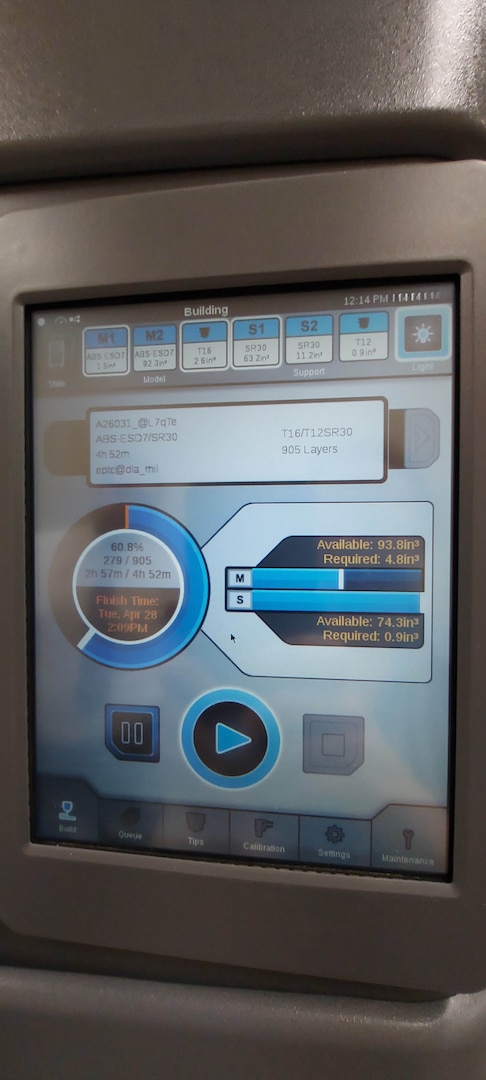 A machine monitor is shown on the screen. It is for status updates for 3D printing.