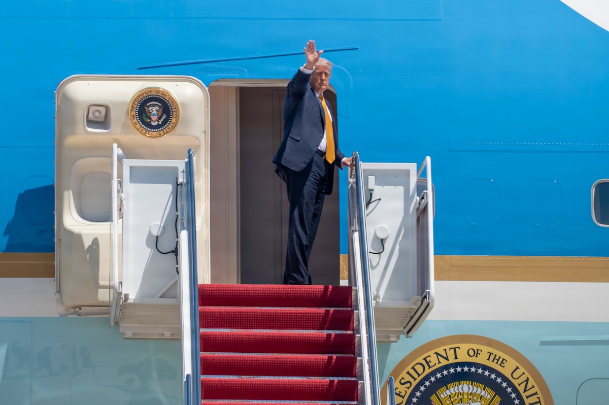 POTUS waving from AF1.