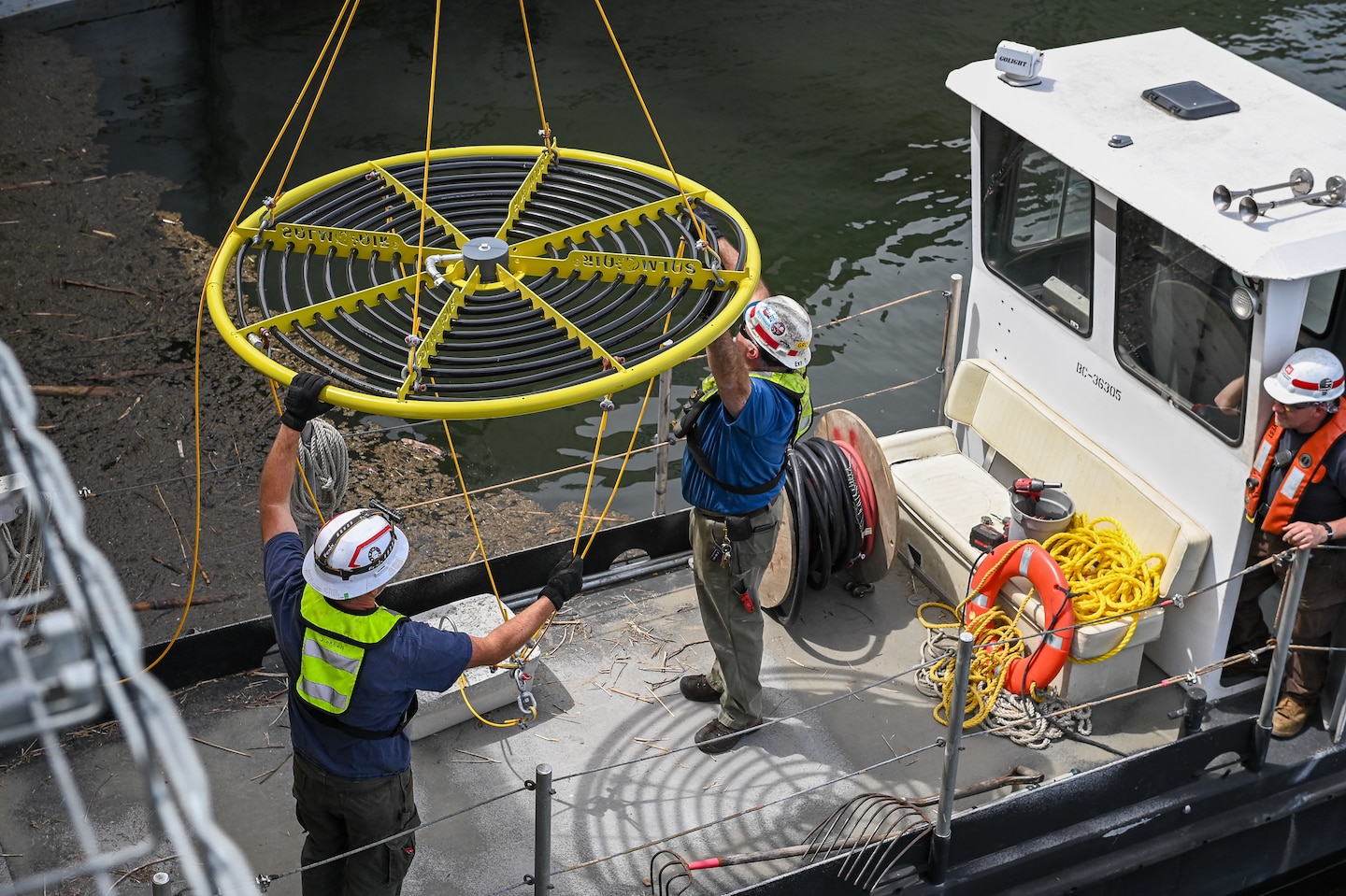 USACE Walla Walla District staff prepare to install a new bubbler system on the upstream approach wall at Lower Monumental Dam. The system offers a highly cost-effective way to cool fish ladders and support spawning salmon migration, replacing older, labor-intensive cooling chimneys.