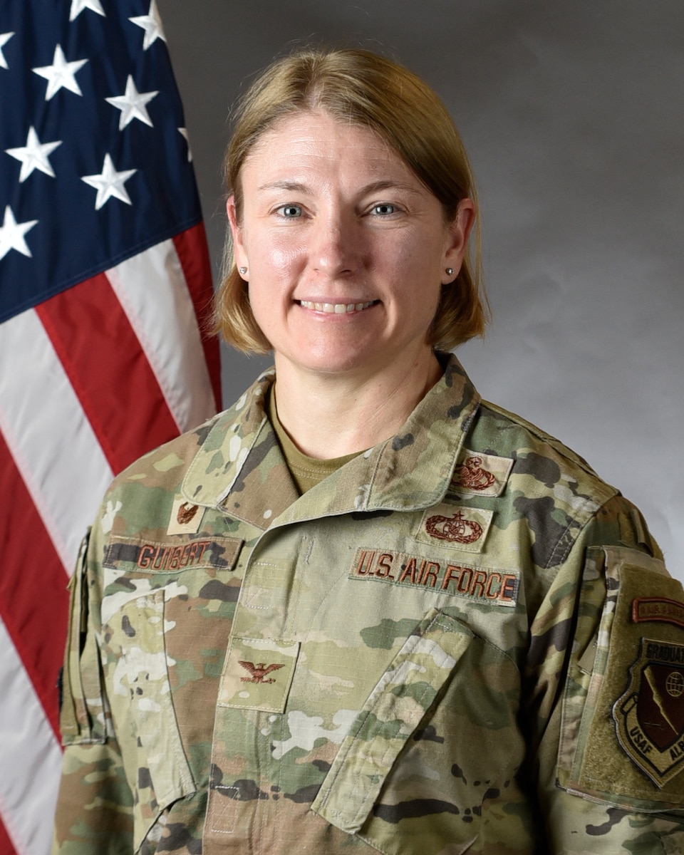 An official photo of a commander.