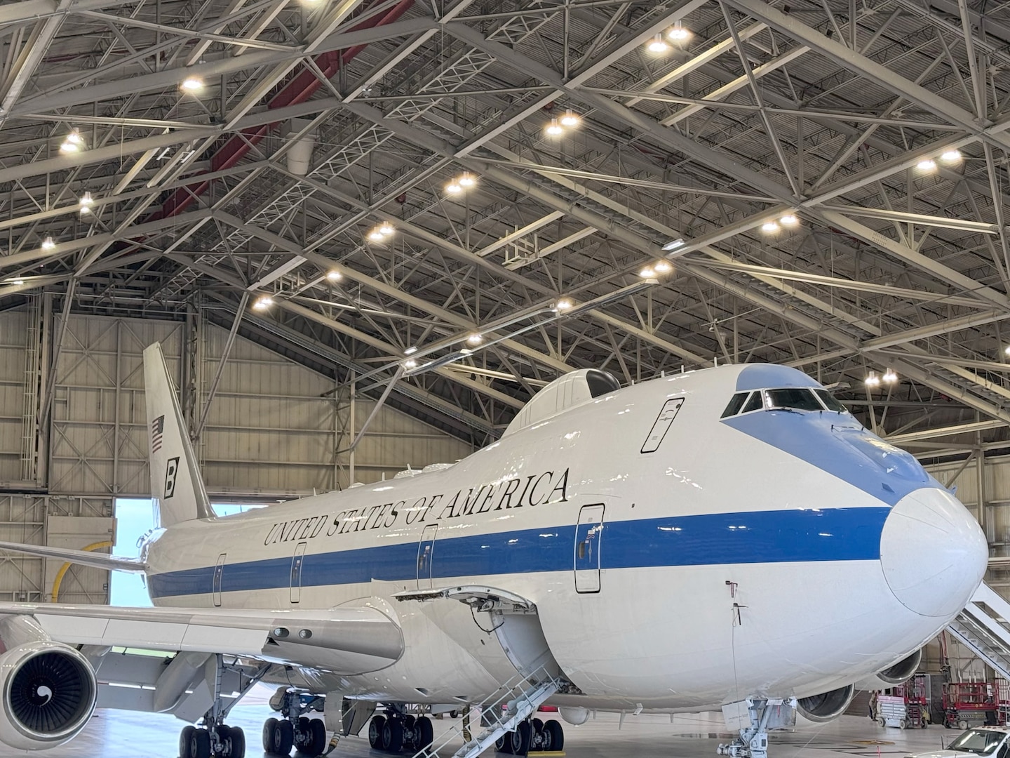 An E-4B Nightwatch sits in a hangar