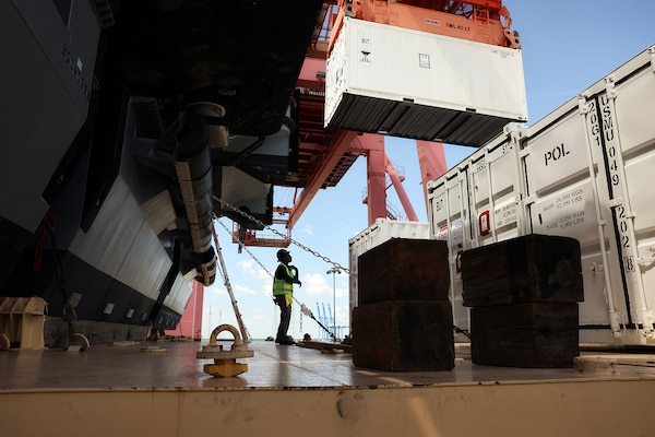 Navy, Marine Corps teams expand maritime positioning capability during USNS Button backload