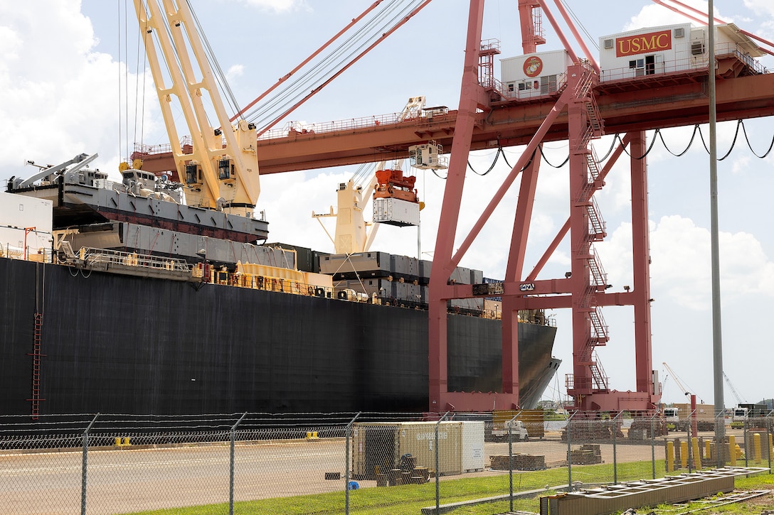 Navy, Marine Corps teams expand maritime positioning capability during USNS Button backload