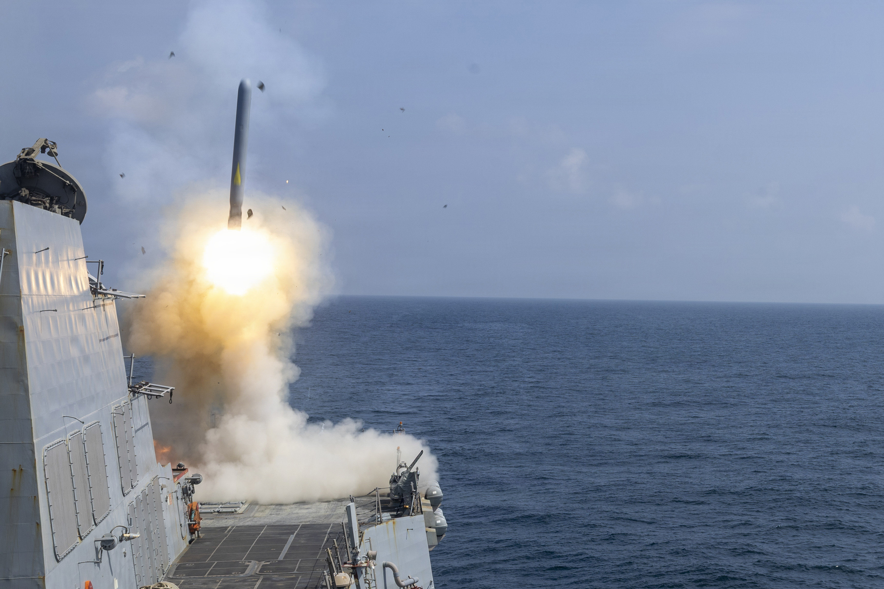 米海軍駆逐艦から発射され、機体全体が確認できるトマホーク巡航ミサイル