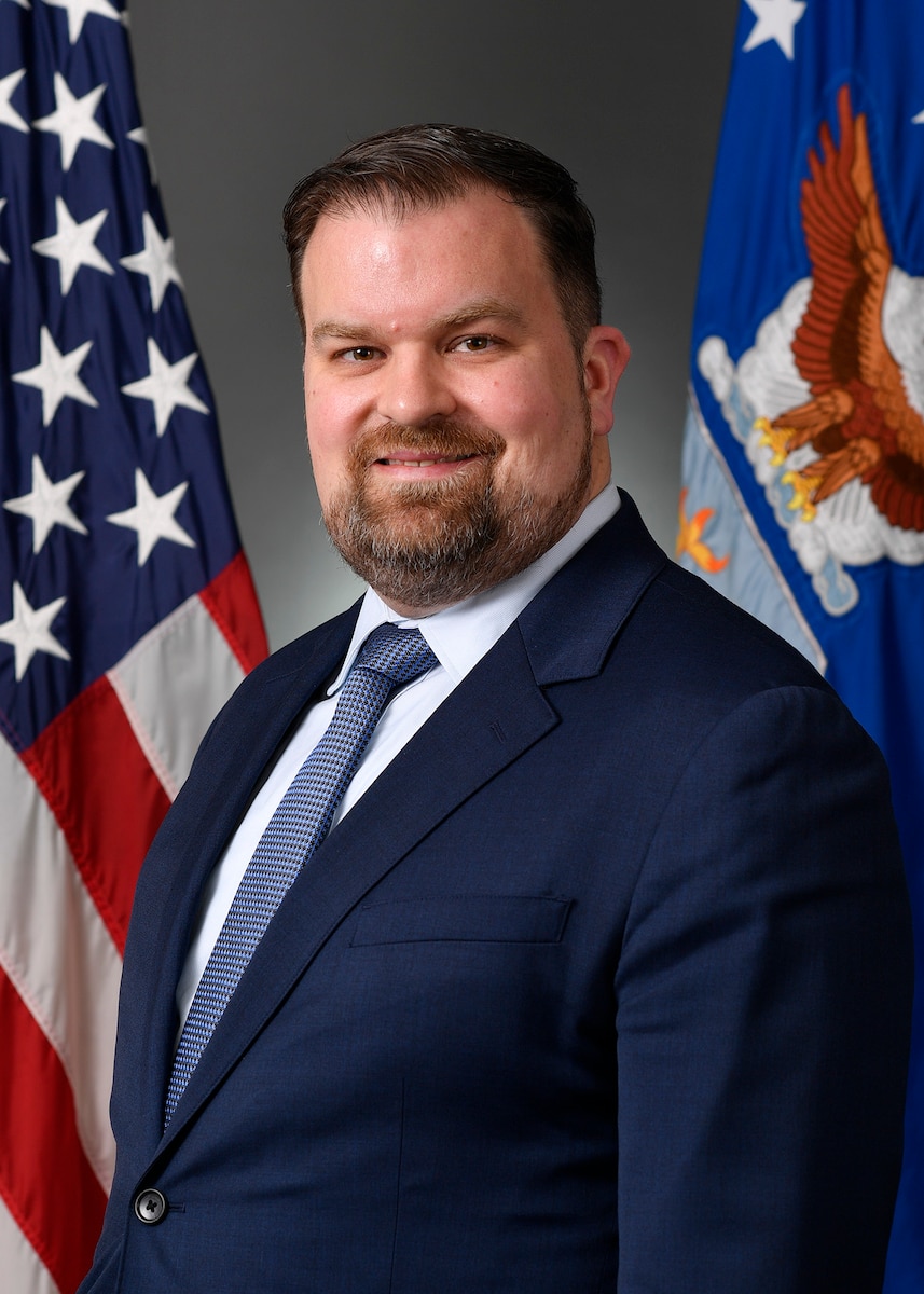 This is the official portrait of Thomas Ainsworth.