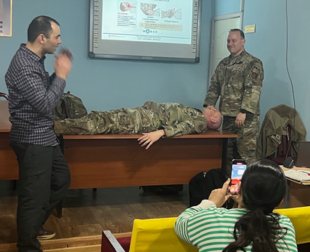 VNG Airmen demonstrate combat casualty care techniques