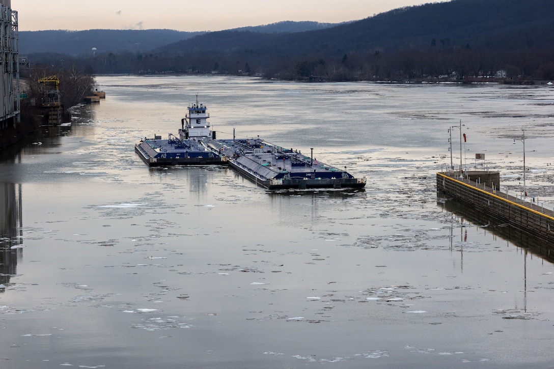 A tow enters a lock chamber during the winter.