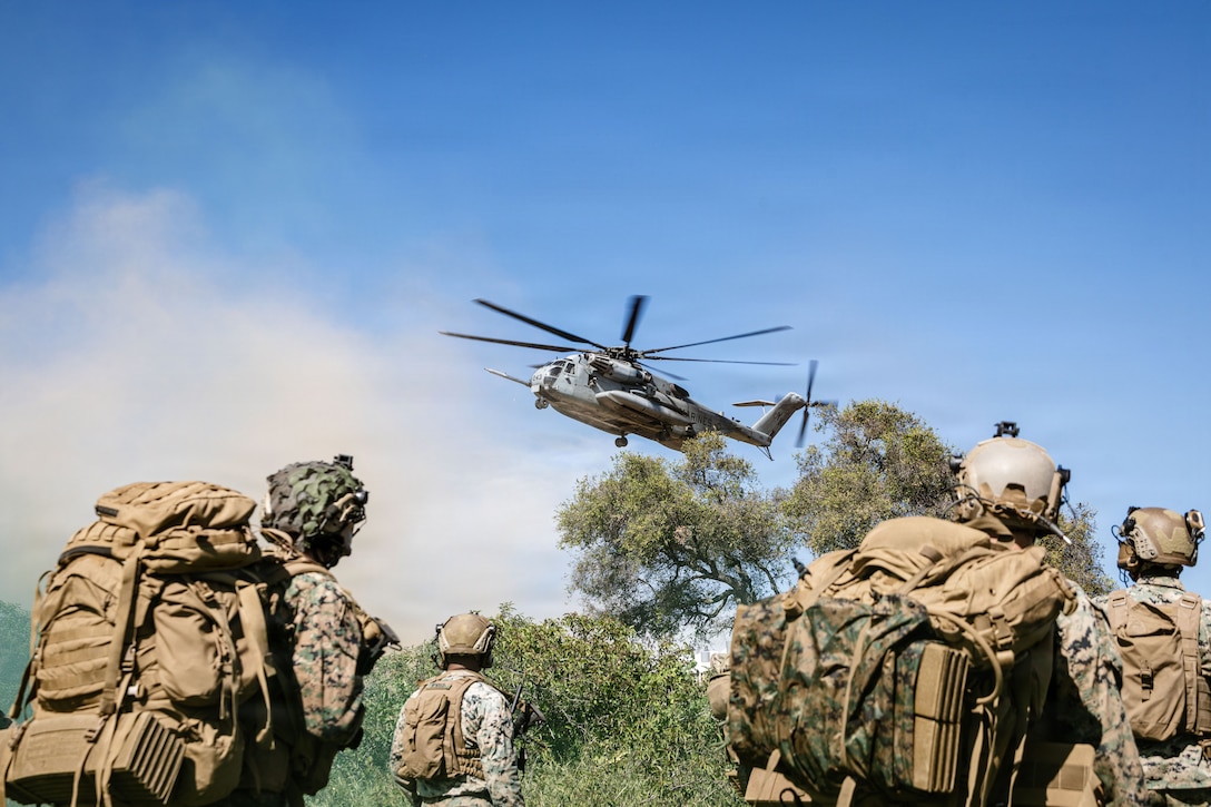 U.S. Marines assigned to 1st Air Naval Gunfire Liaison Company, I Marine Expeditionary Force Information Group, observe a CH-53E Super Stallion assigned to Marine Heavy Helicopter Squadron 462, Marine Aircraft Group 16, 3rd Marine Aircraft Wing prepare to land during the ANGLICO Basic Course and Basic Skills Package at Marine Corps Base Camp Pendleton, California, Feb. 25, 2026.