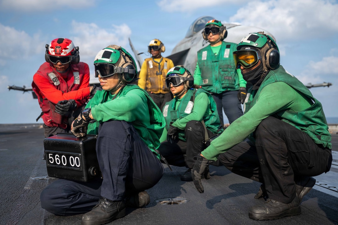 U.S. Sailors observe flight operations on the flight deck of Nimitz-class aircraft carrier USS Abraham Lincoln (CVN 72) in support of Operation Epic Fury, March 4, 2026. (U.S. Navy photo)