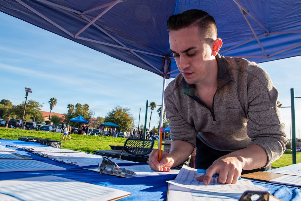 Airmen records times on clipboards