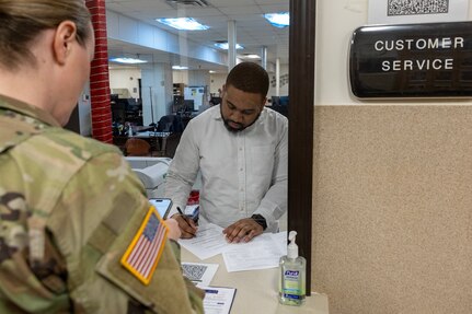Thomas Johnson, U.S. Army Financial Management Command Fort Knox Army Military Pay Office military pay technician, provides support to Master Sgt. Krista L. Colvin, U.S. Army Recruiting Division active guard and reserve strength manager, at Fort Knox, Ky., March 3, 2026. USAFMCOM’s AMPOs perform installation-level military pay support for the Army across the United States, Korea and Japan. (U.S. Army photo by Mark R. W. Orders-Woempner)