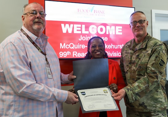 Army Reserve leader recognizes Food Bank’s efforts during government furlough