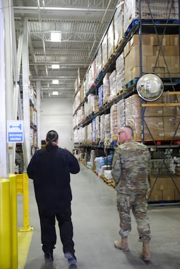 Army Reserve leader recognizes Food Bank’s efforts during government furlough