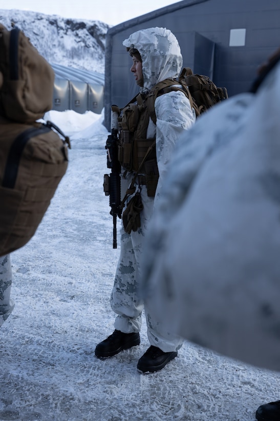CORE 26 | Norwegians, U.S. Marines Set Up Entry Control Points during Arctic Exercise