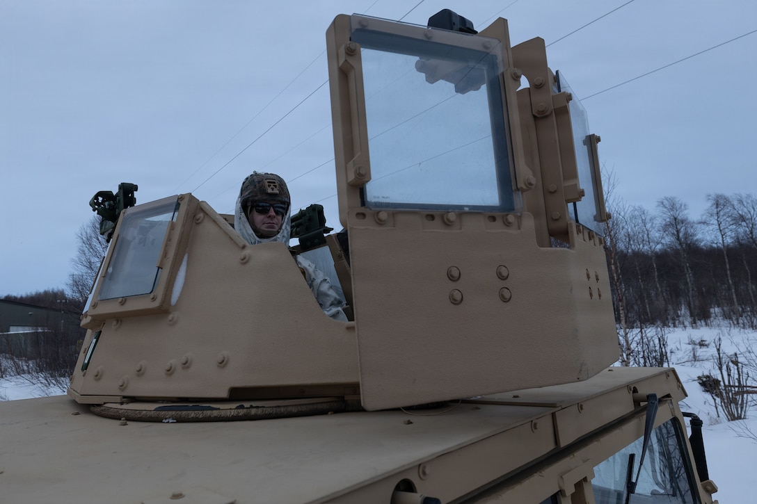 CORE 26 | Norwegians, U.S. Marines Set Up Entry Control Points during Arctic Exercise
