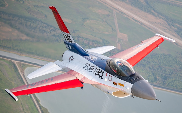 A picture of an F-16C Fighting Falcon flying.