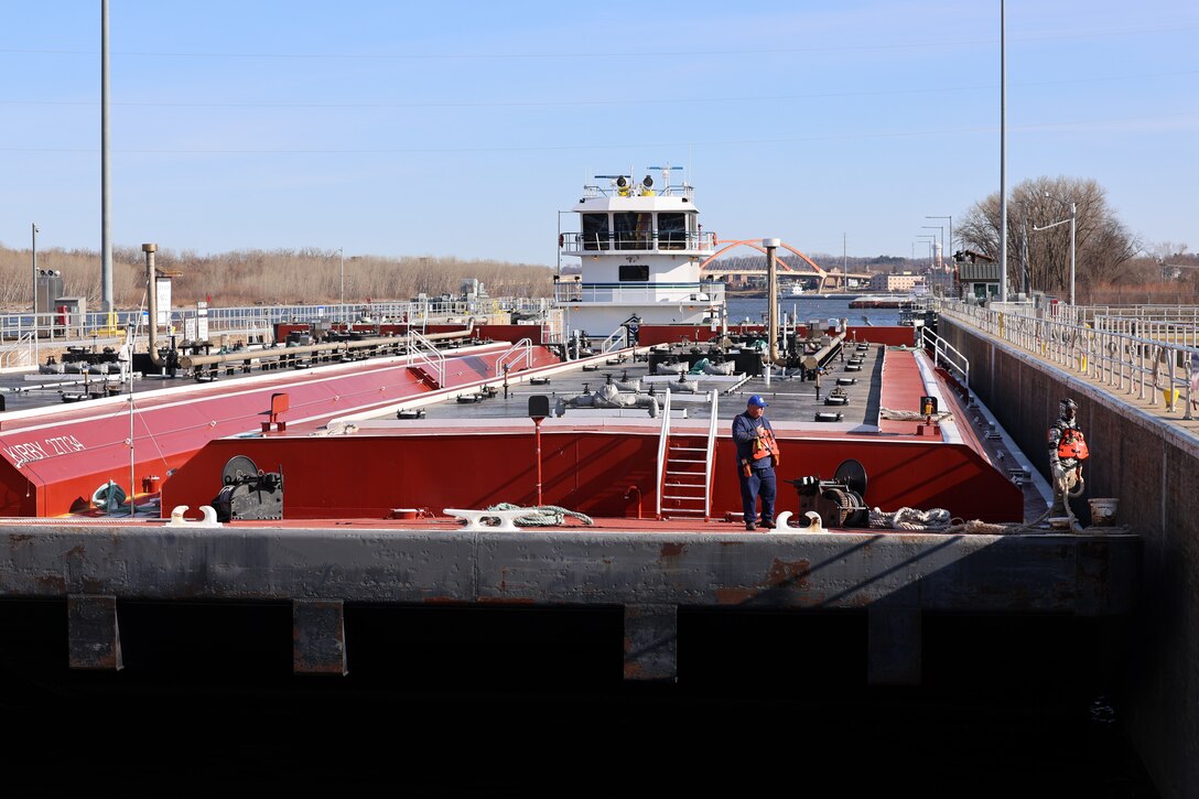 Tow boat in a lock chamber