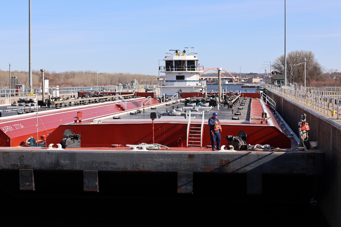 Tow boat in a lock chamber