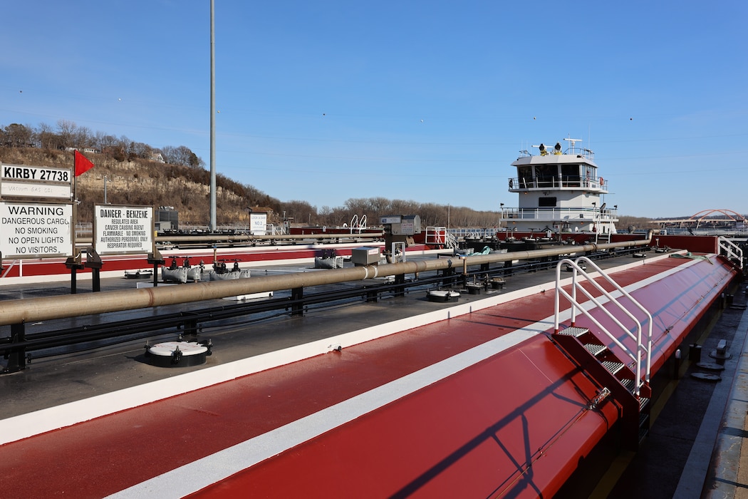 Tow boat in a lock chamber
