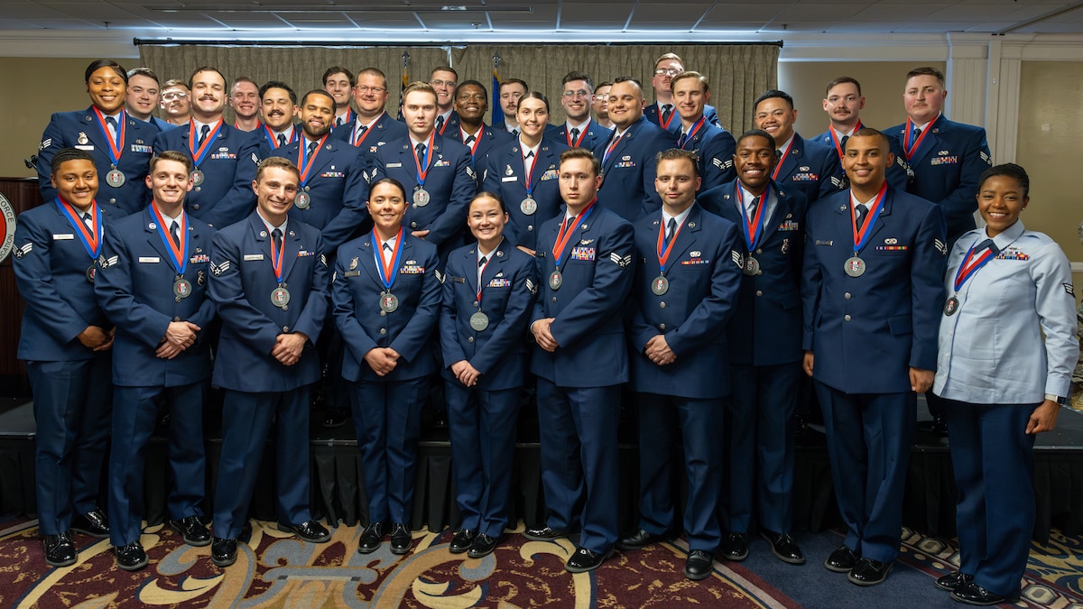 Large number of Airmen in group photo