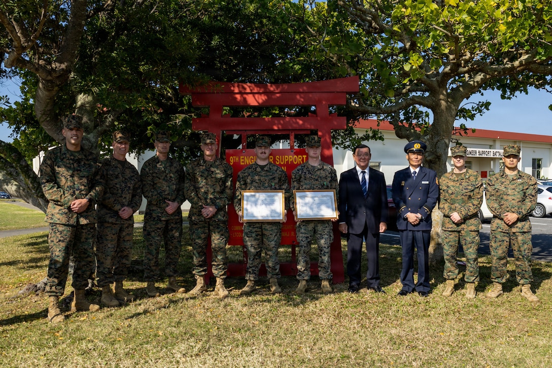 2月5日、海兵隊キャンプ・ハンセンにおいて、第3海兵兵站群第9工兵支援大隊所属のローガン・ギルバート三等軍曹およびガブリエル・キャッスルマン伍長に対し、先月金武町内の飲食店で急病者の救護活動を行った功績をたたえ、金武町の仲間一町長および金武地区消防本部の山内明政消防長から感謝状が贈呈されました。
また、第三海兵遠征軍司令官ロジャー・ターナー中将から、両名に海軍・海兵隊功績章が授与されました。