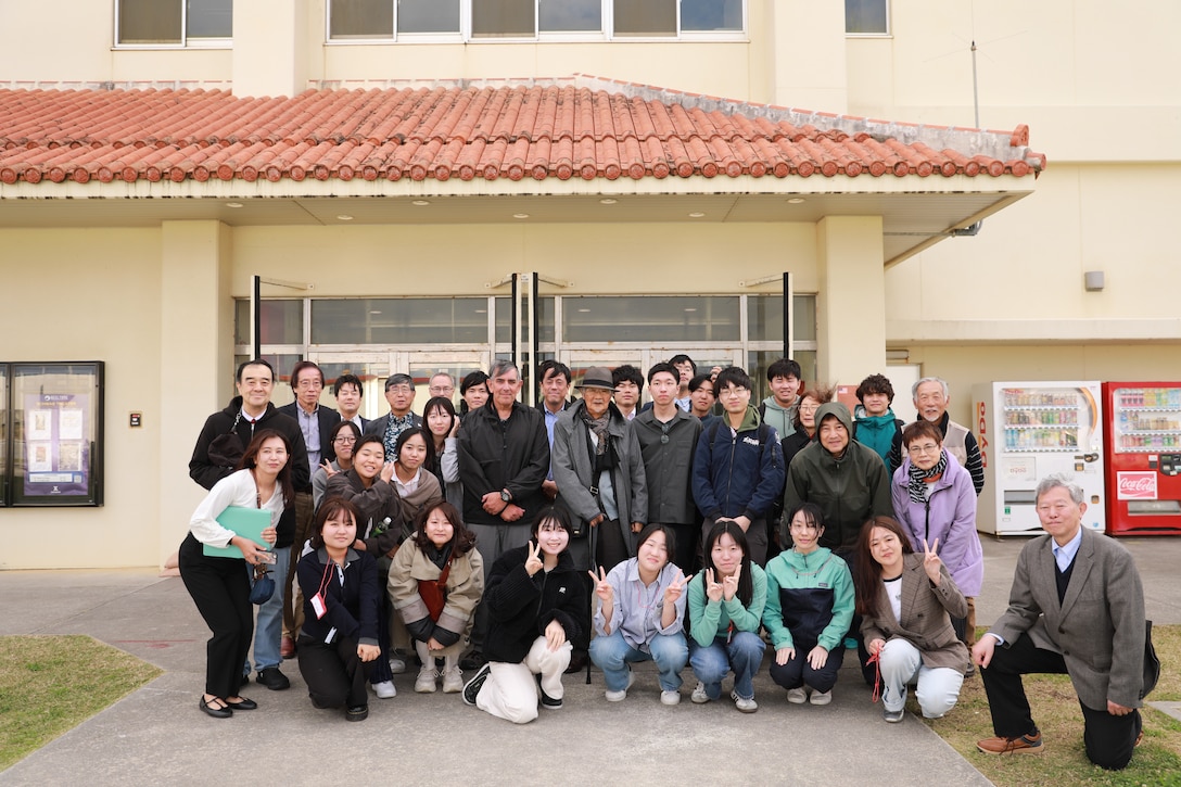 2026年3月13日、海兵隊キャンプ・シュワブに立命館大学の学生と関係者が訪れ、副司令官からキャンプ・シュワブの概要や歴史、そしてその役割について説明を受けました。