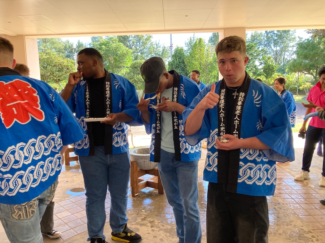 金武町の特別養護老人ホーム光が丘で恒例の餅つき大会が開催され,海兵隊キャンプ・ハンセンからは第7情報大隊の隊員17人が参加しました。