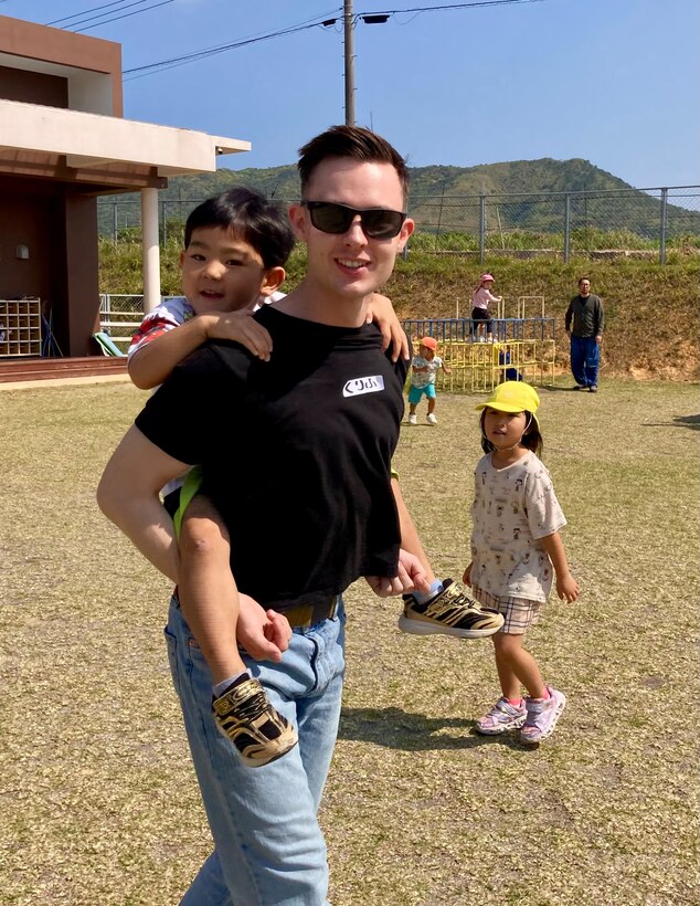 3月17日、海兵隊キャンプ・ハンセンに所在する第3情報大隊の隊員7人が、地元・金武町のこども園の園児たちと交流しました。