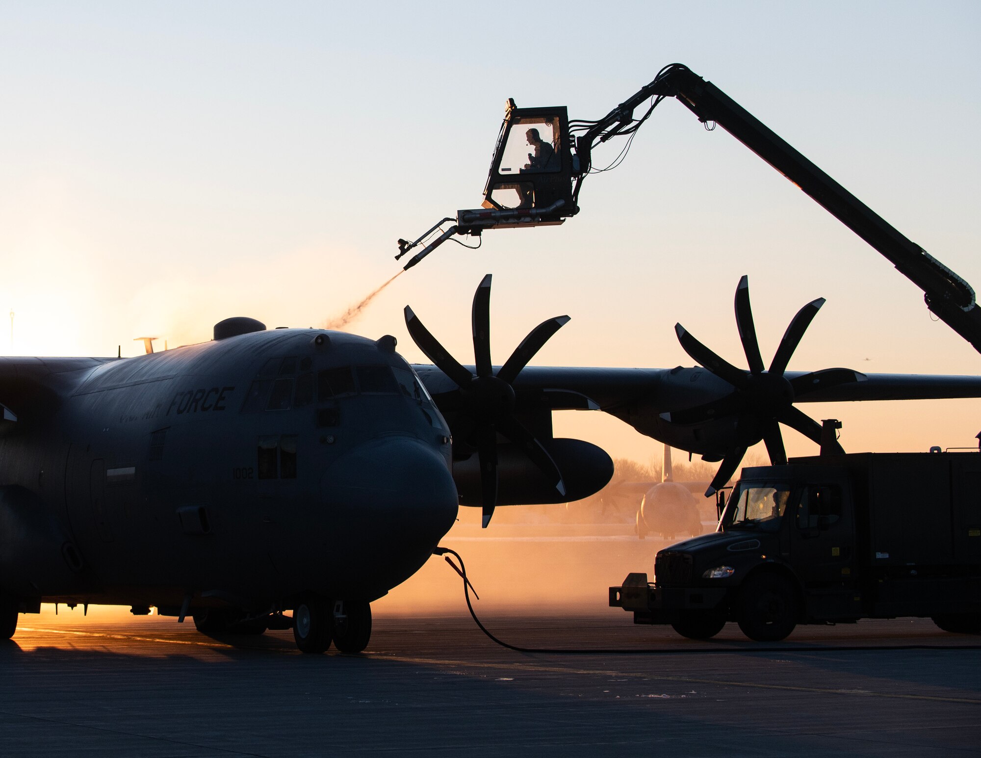 U.S. Air Force Airmen from the 133rd Aircraft Maintenance Squadron de-ice a C-130H3 Hercules using a Global Deicer Truck in St. Paul, Minn., Feb. 21, 2026.