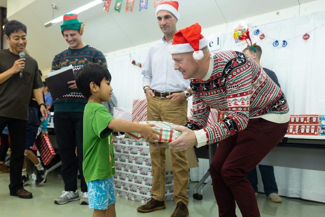 2月20日、海兵隊キャンプ・ハンセン所属の第３情報大隊とUSO、米国防省教育部（DoDEA）クバサキ高校のJROTC（高校生に向けた予備役将校訓練課程）のカデッツたちが地元金武町の社会福祉協議会の協力のもと、クリスマスパーティーを開き、たくさんのおもちゃを子供たちにプレゼントしました。