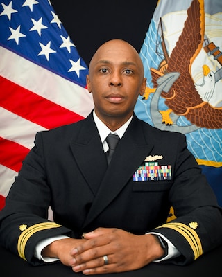 Official portrait of Lt. Cmdr. Larry Gunter.