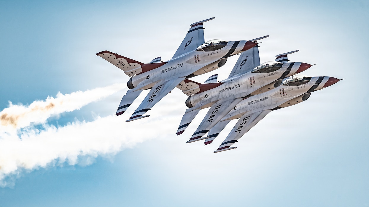 Thunderbirds flying in formation