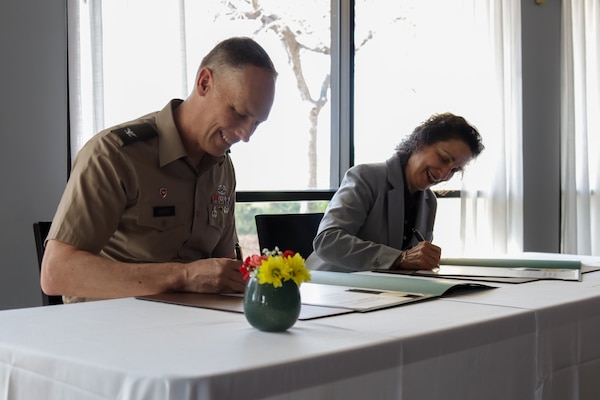 Col. Andrew Baker, U.S. Army Corps of Engineers Los Angeles District commander, left, signs the updated memorandum of understanding with California Polytechnic State University Pomona President Iris Levine March 24 on the campus.