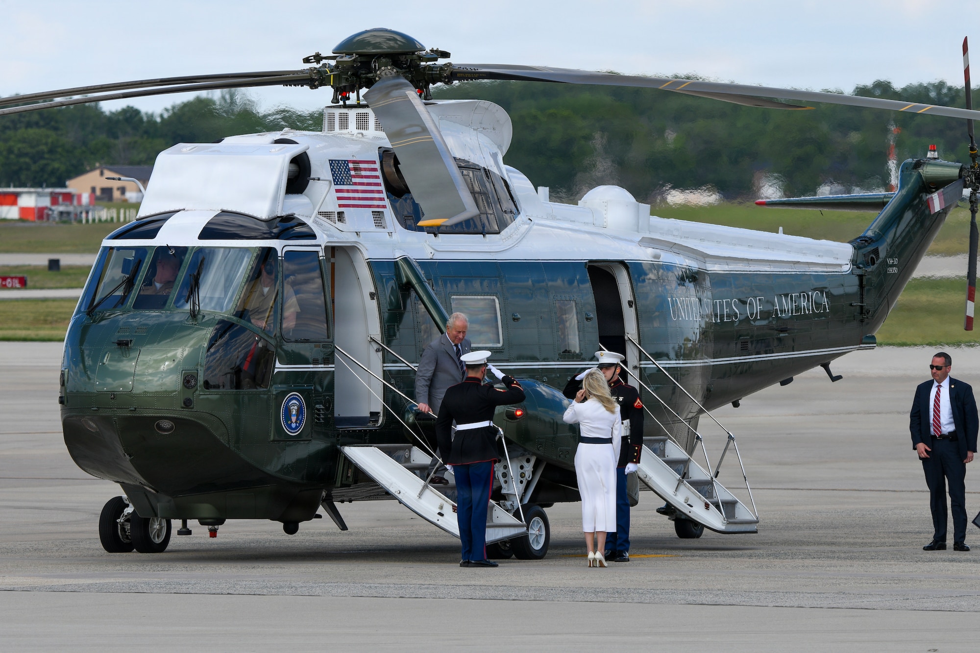 His Majesty of the United Kingdom of Great Britain and Northern Ireland, King Charles III, descends from a U.S. Marine Corps VH-3D Sea King helicopter and is greeted by U.S. Chief of Protocol of the United States Monica Crowley at Joint Base Andrews, Maryland, April 30, 2026. The King arrived at the flight line for a military departure ceremony, marking the conclusion of the first royal state visit to the United States since His Majesty’s ascension to the throne. (U.S. Air Force photo by Master Sgt. Ashley Hyatt)