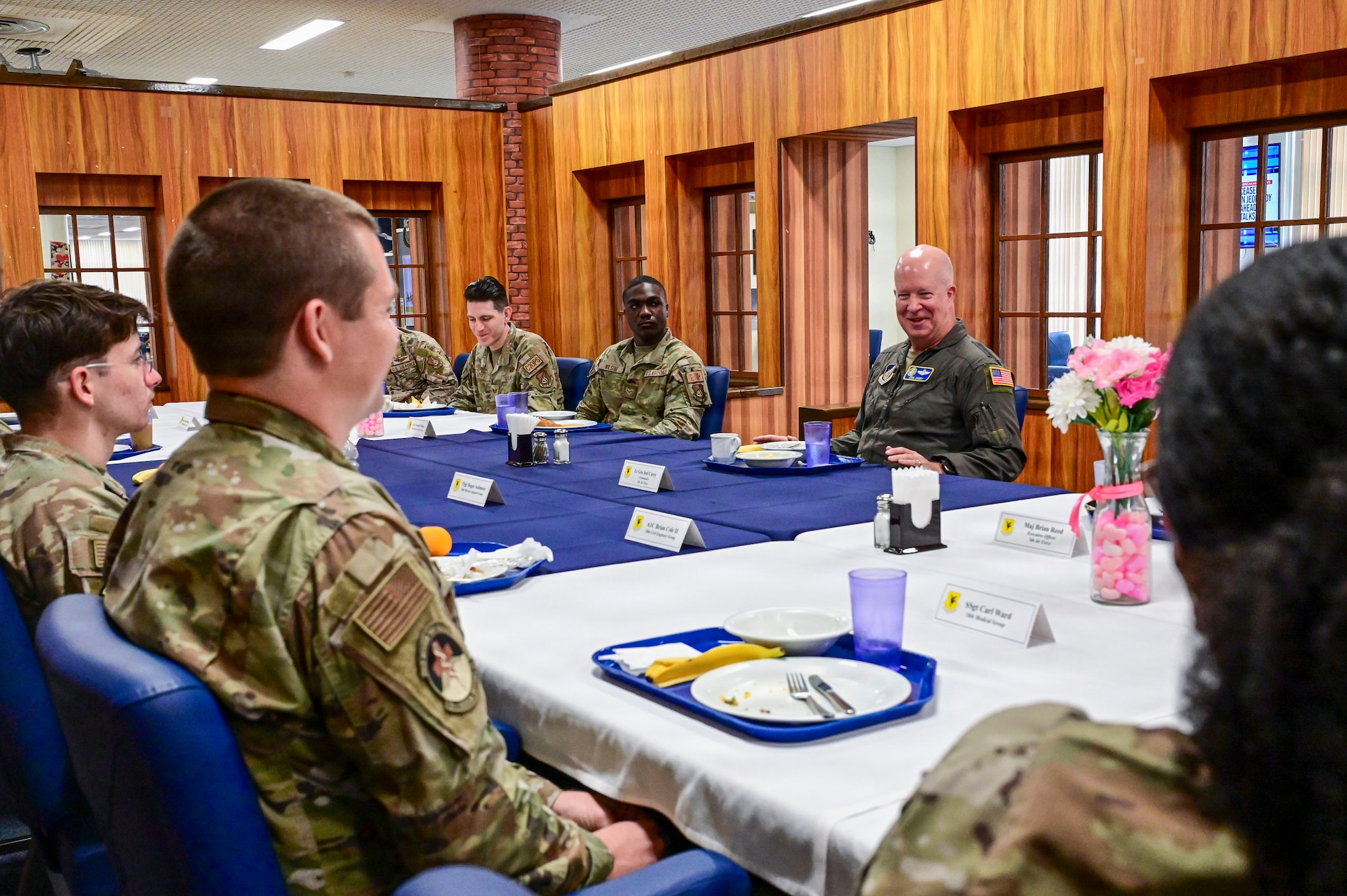 A General speaks to Airmen during a breakfast at the dining facility