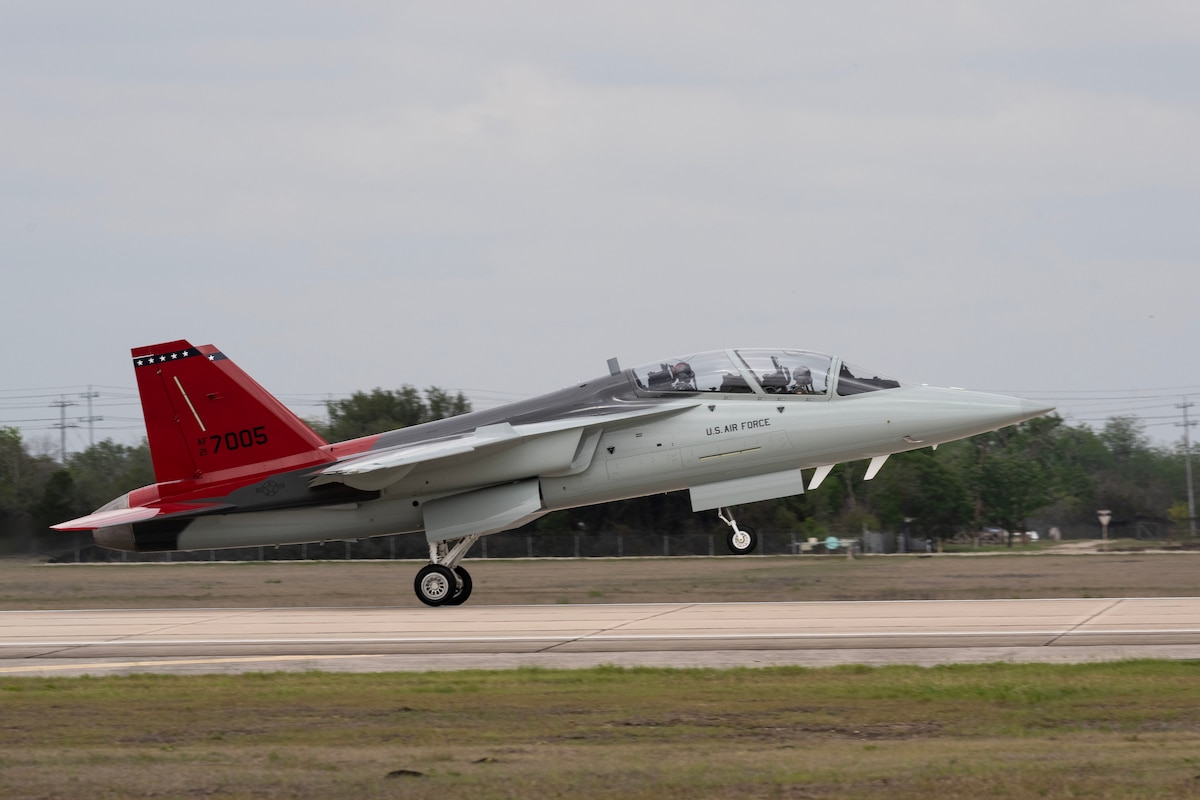 T-7A Red Hawk landing.