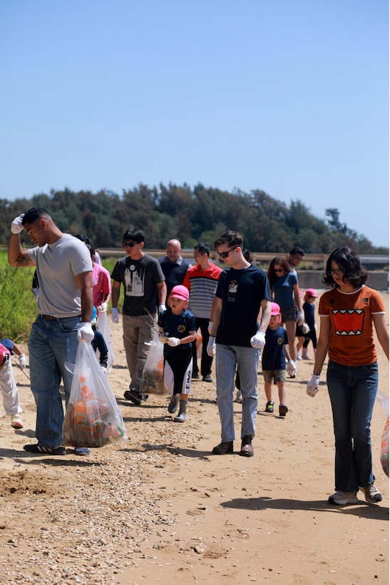 4月28日、金武町の地元のこども園の園児たちが、アースデイの一環でネイチャーみらい館で清掃活動とマングローブの植樹を海兵隊キャンプ・ハンセンの海兵隊員と行いました。
