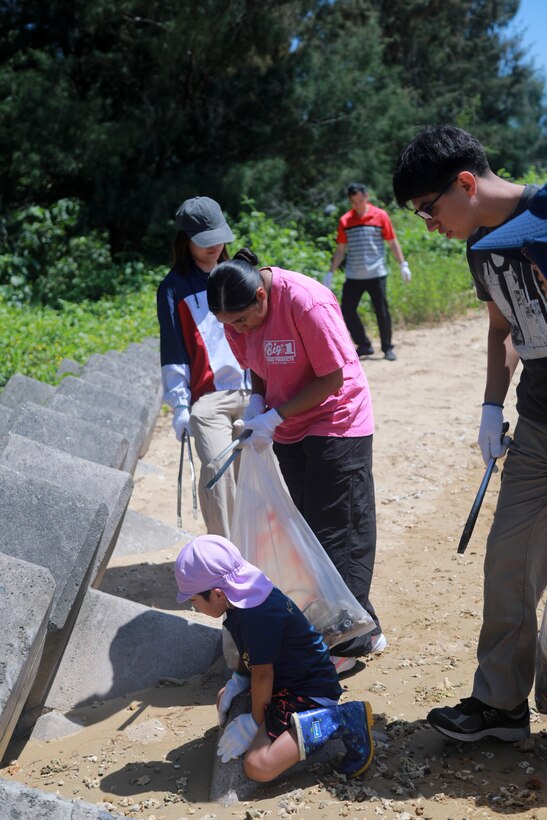 4月28日、金武町の地元のこども園の園児たちが、アースデイの一環でネイチャーみらい館で清掃活動とマングローブの植樹を海兵隊キャンプ・ハンセンの海兵隊員と行いました。