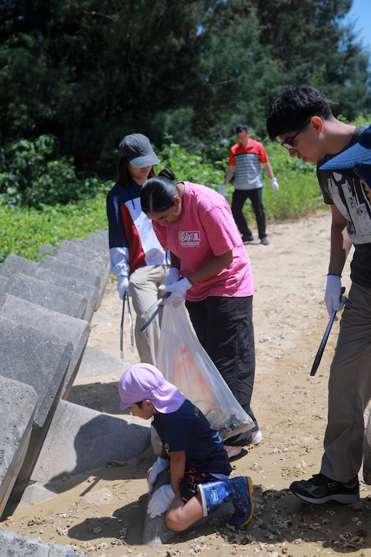 4月28日、金武町の地元のこども園の園児たちが、アースデイの一環でネイチャーみらい館で清掃活動とマングローブの植樹を海兵隊キャンプ・ハンセンの海兵隊員と行いました。