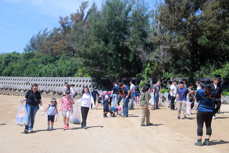 4月28日、金武町の地元のこども園の園児たちが、アースデイの一環でネイチャーみらい館で清掃活動とマングローブの植樹を海兵隊キャンプ・ハンセンの海兵隊員と行いました。