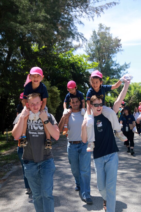 4月28日、金武町の地元のこども園の園児たちが、アースデイの一環でネイチャーみらい館で清掃活動とマングローブの植樹を海兵隊キャンプ・ハンセンの海兵隊員と行いました。