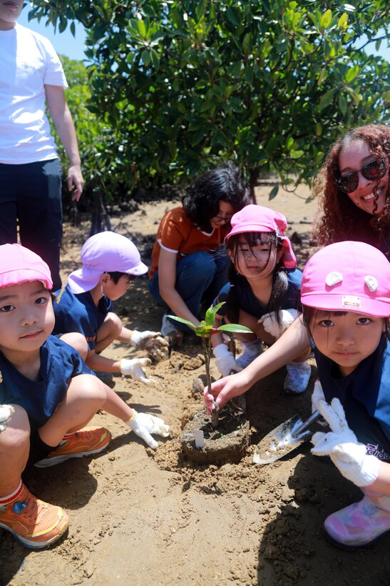 4月28日、金武町の地元のこども園の園児たちが、アースデイの一環でネイチャーみらい館で清掃活動とマングローブの植樹を海兵隊キャンプ・ハンセンの海兵隊員と行いました。