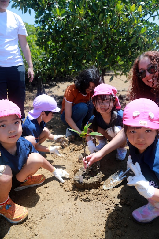 4月28日、金武町の地元のこども園の園児たちが、アースデイの一環でネイチャーみらい館で清掃活動とマングローブの植樹を海兵隊キャンプ・ハンセンの海兵隊員と行いました。
