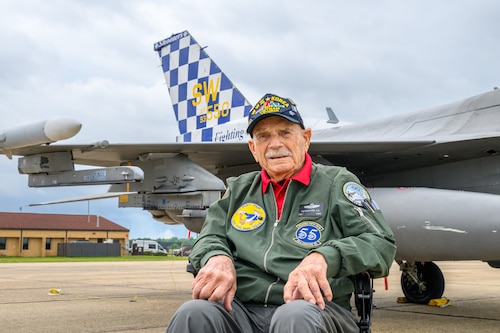 An Eagle is sitting in front of an F-16