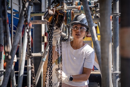Leslie Bovaird, lead nuclear engineer and Executive Leadership Development (EDP) Cadre A 2026 participant at Pearl Harbor Naval Shipyard and Intermediate Maintenance Facility lowers a pipe using a chain-fall during a training exercise at the Learning Center on March 24, 2026. The exercise provides a glimpse into the multi-year training pipeline that develops skilled riggers and gives future leaders a perspective of the craft that is a staple of shipyard life.