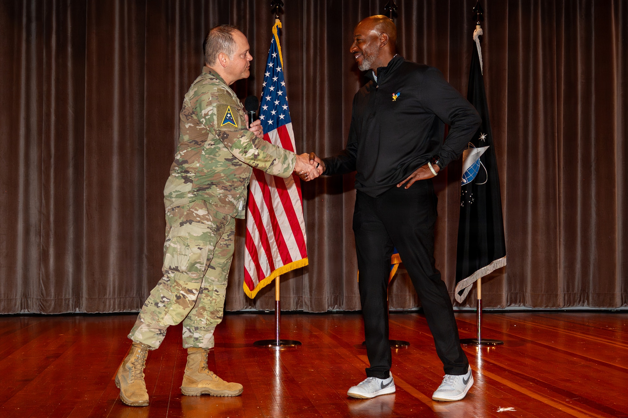 Horne shakes hands with Wright on stage.